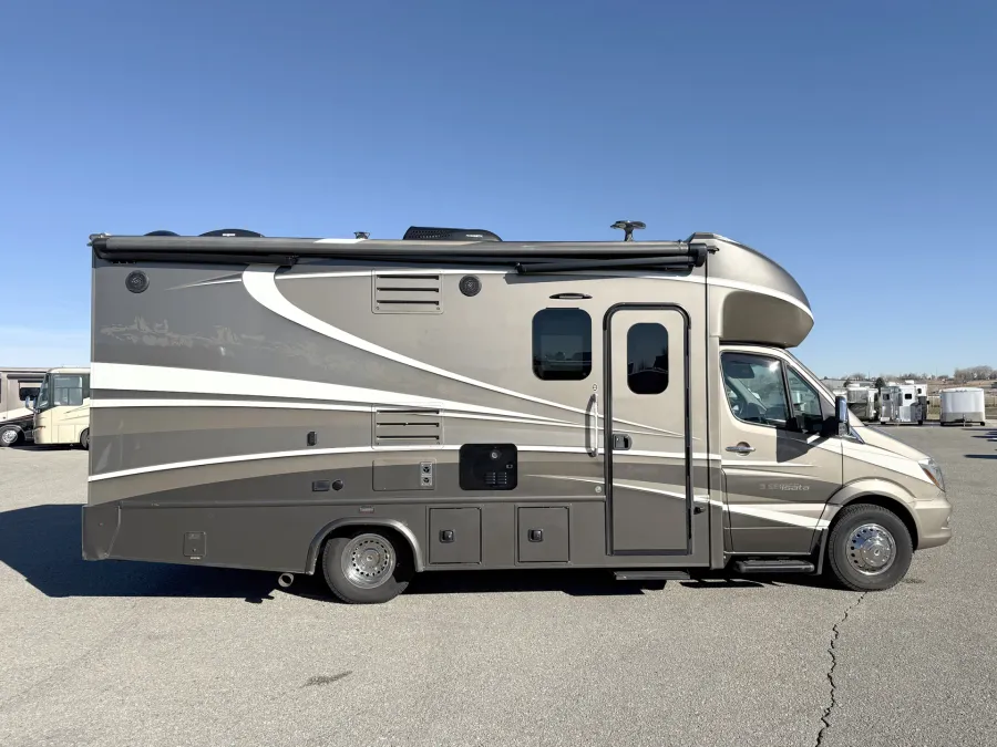 2016 Dynamax Isata 3 24FWM | Photo 2 of 22