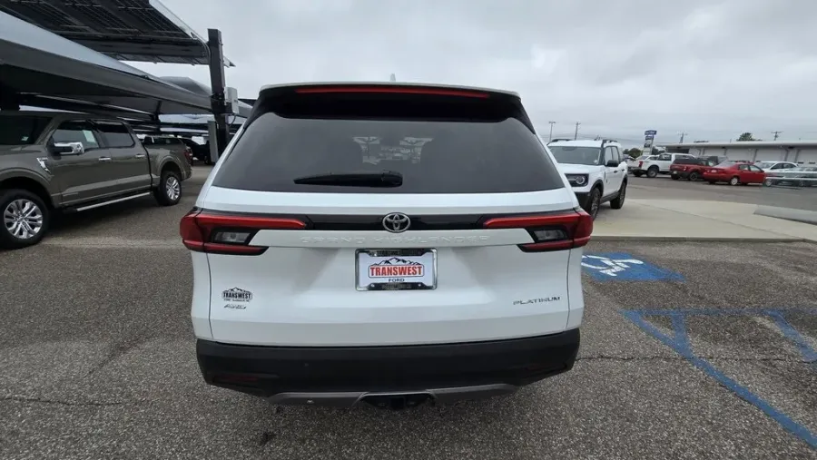 2024 Toyota Grand Highlander | Photo 7 of 33