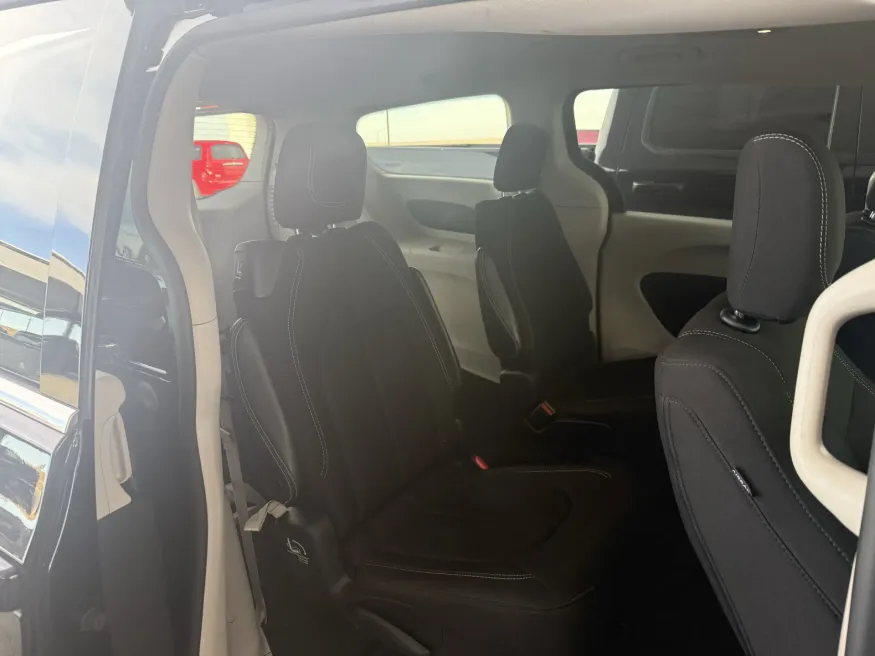 2023 Chrysler Voyager LX | Photo 12 of 20