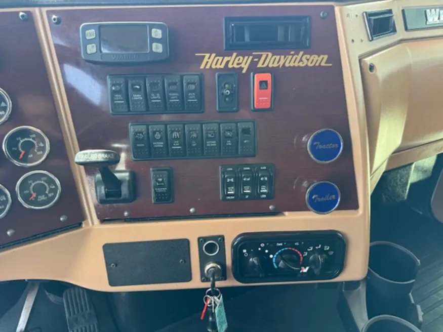 2022 Western Star 5700XE | Photo 11 of 16