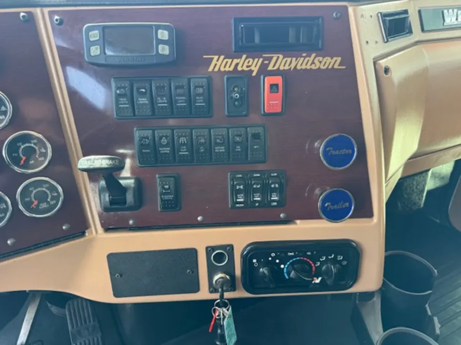 2022 Western Star 5700XE | Photo 11 of 16