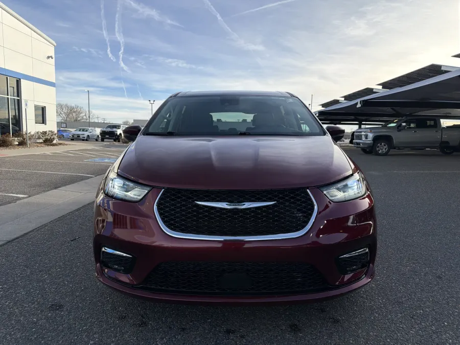 2023 Chrysler Pacifica Touring L | Photo 7 of 23