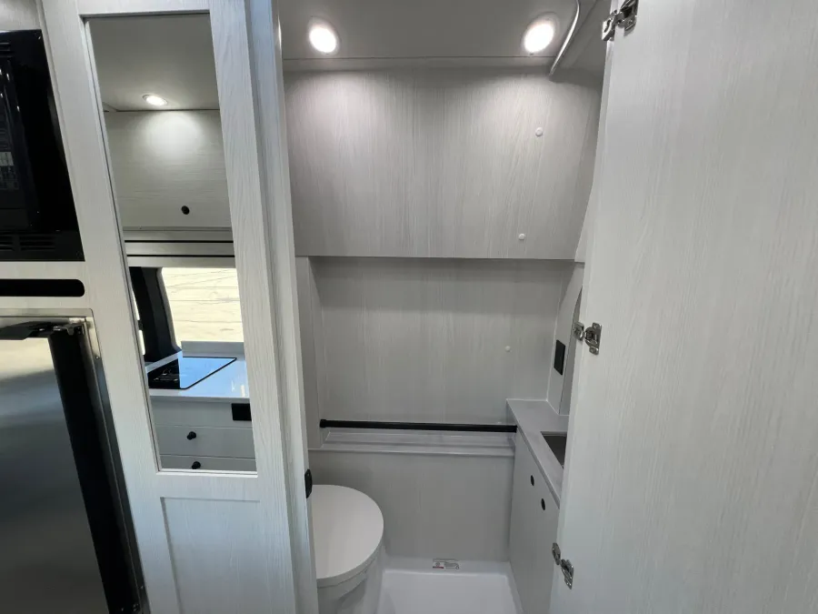 2026 Pleasure-way Ontour 2.2 AWD | Photo 16 of 18