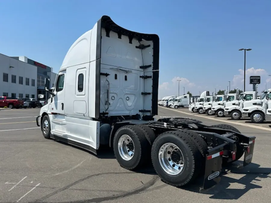 2026 Freightliner Cascadia 126 | Photo 3 of 18