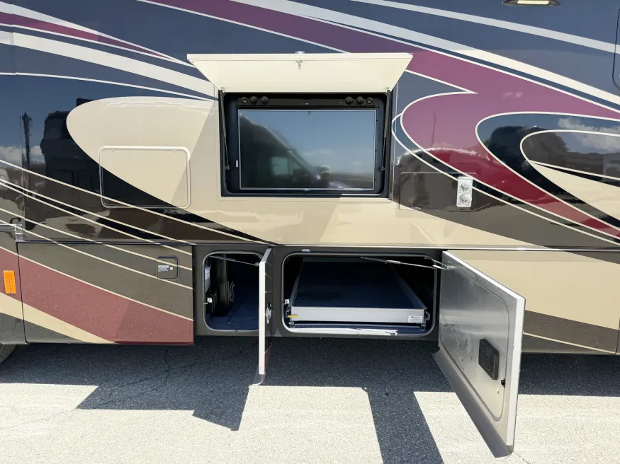 2016 Tiffin Phaeton 40AH | Photo 9 of 14