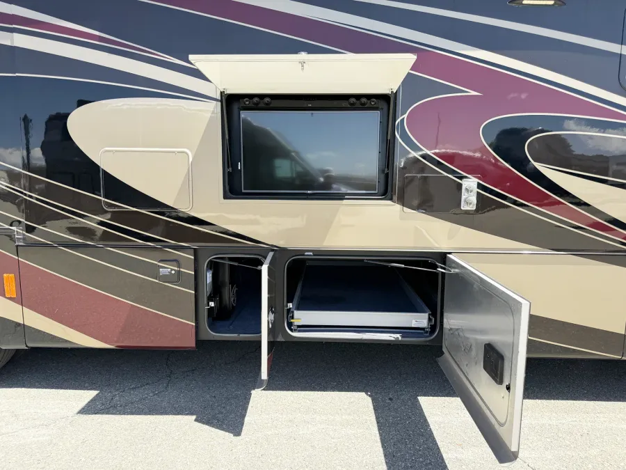 2016 Tiffin Phaeton 40AH | Photo 9 of 14