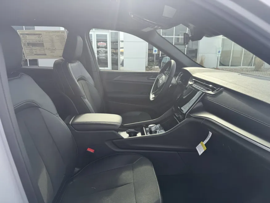 2025 Jeep Grand Cherokee Altitude X | Photo 11 of 16