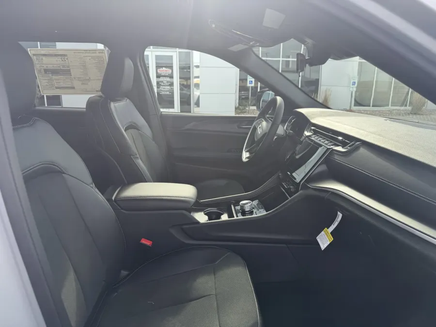 2025 Jeep Grand Cherokee Altitude X | Photo 11 of 16