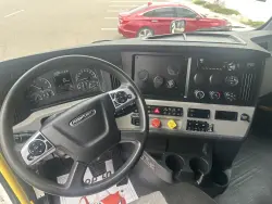 2020 Freightliner Cascadia | Thumbnail Photo 12 of 18