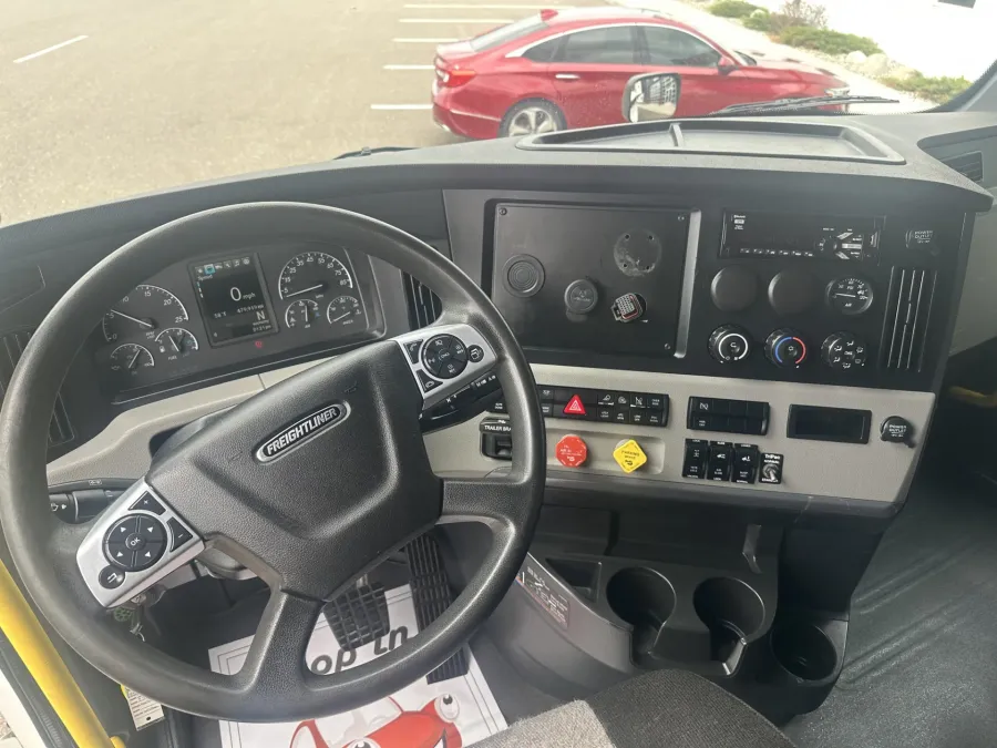2020 Freightliner Cascadia | Photo 12 of 18