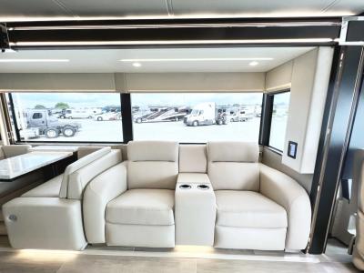 2024 Newmar King Aire 4531 | Thumbnail Photo 9 of 39