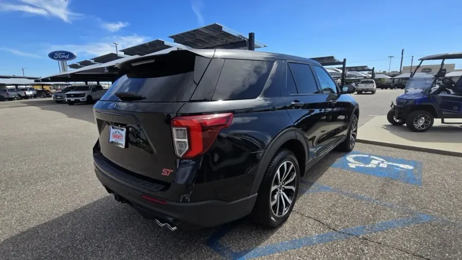 2022 Ford Explorer | Photo 6 of 31