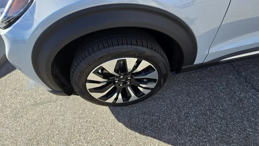 2025 Ford Explorer | Photo 11 of 35