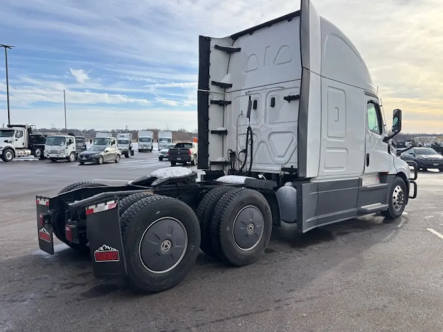 2024 Freightliner Cascadia | Photo 5 of 16