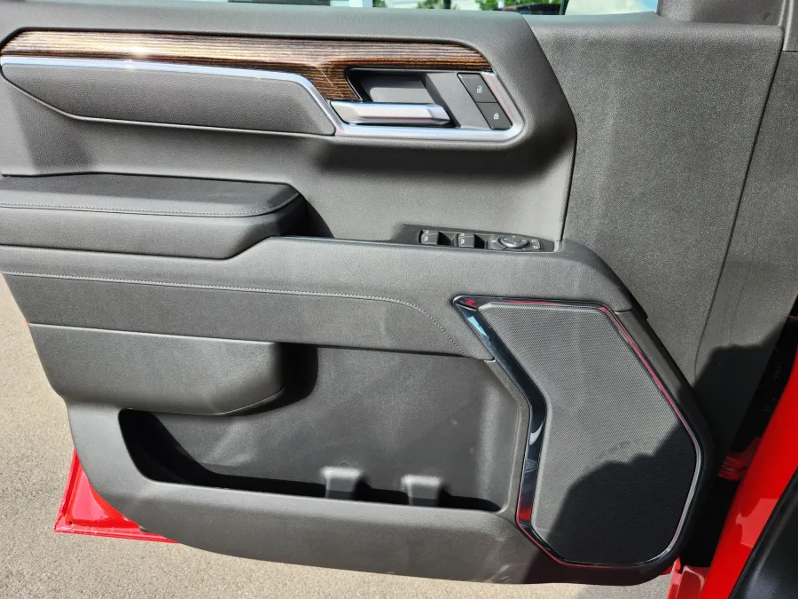 2025 GMC Sierra 1500 Elevation | Photo 5 of 28