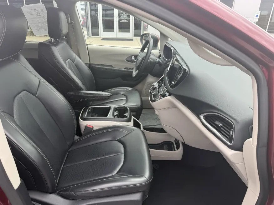 2023 Chrysler Pacifica Touring L | Photo 15 of 24
