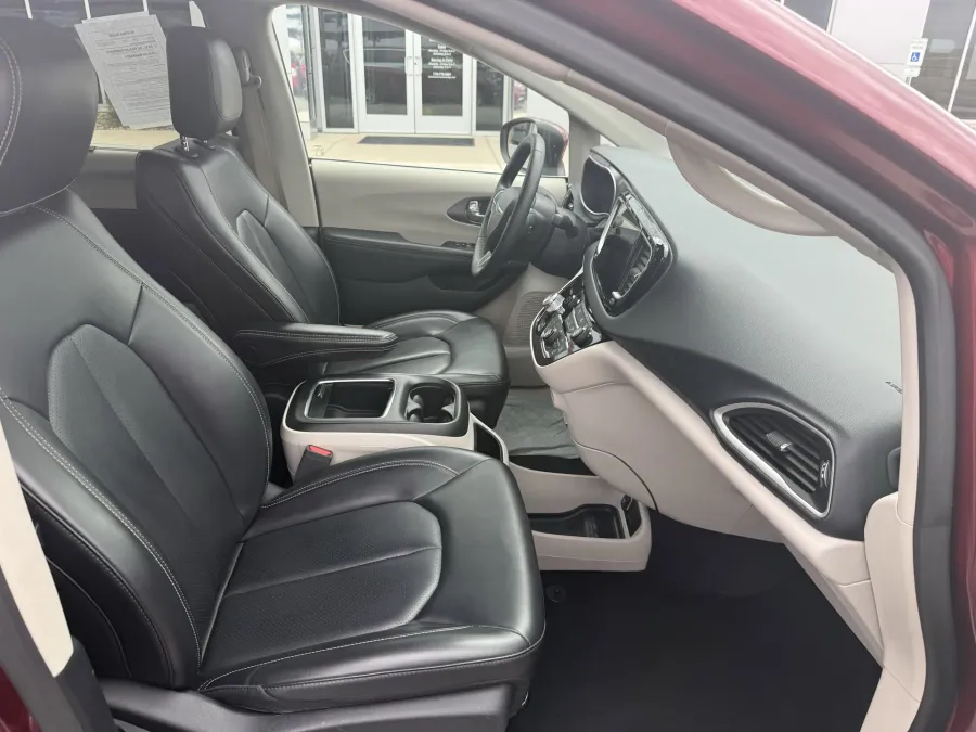 2023 Chrysler Pacifica Touring L | Photo 15 of 24