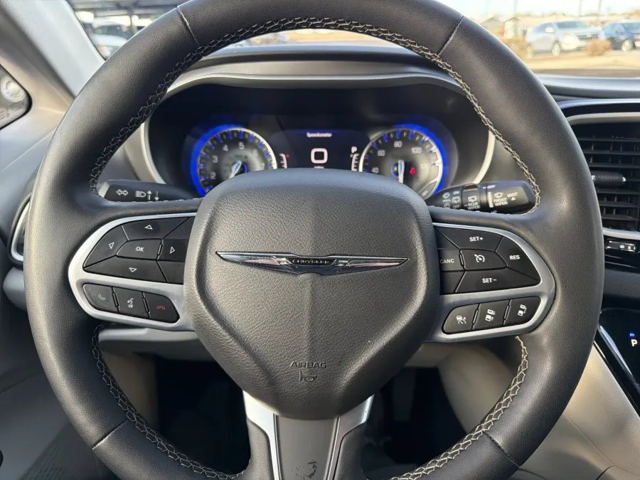 2023 Chrysler Pacifica Touring L | Photo 20 of 23