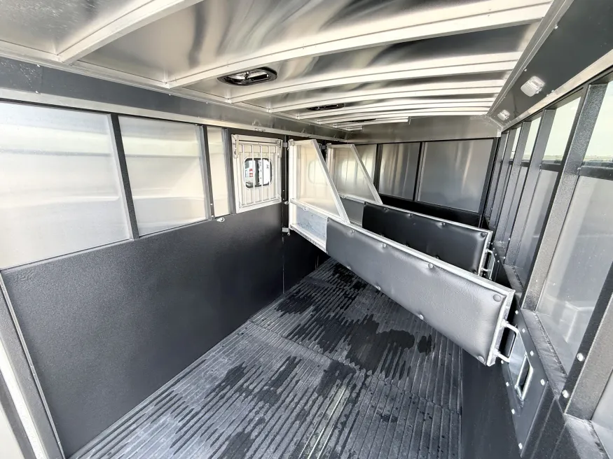 2026 Logan Coach Crossfire 3HGN | Photo 10 of 14