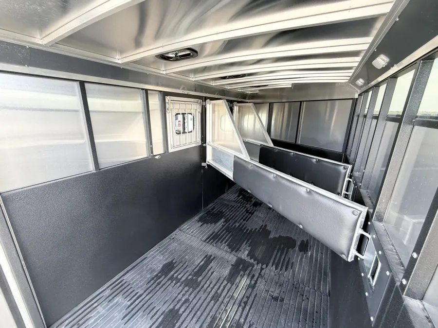 2026 Logan Coach Crossfire 3HGN | Photo 10 of 14