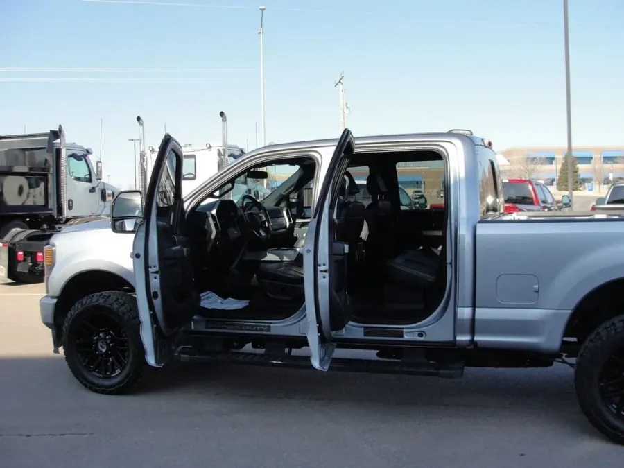 2022 Ford Super Duty F-350 Lariat | Photo 8 of 13