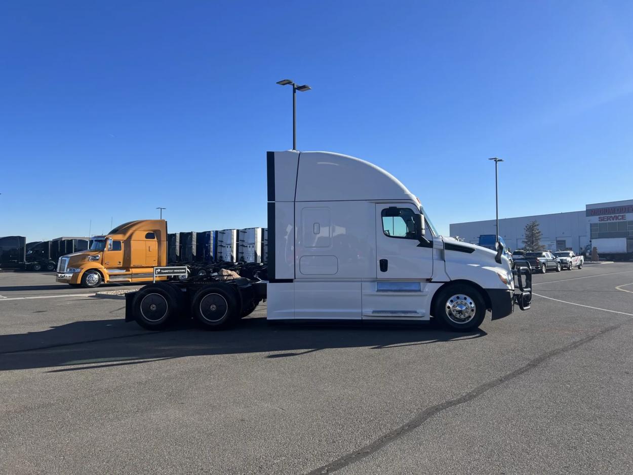 2022 Freightliner Cascadia 126 | Photo 5 of 20