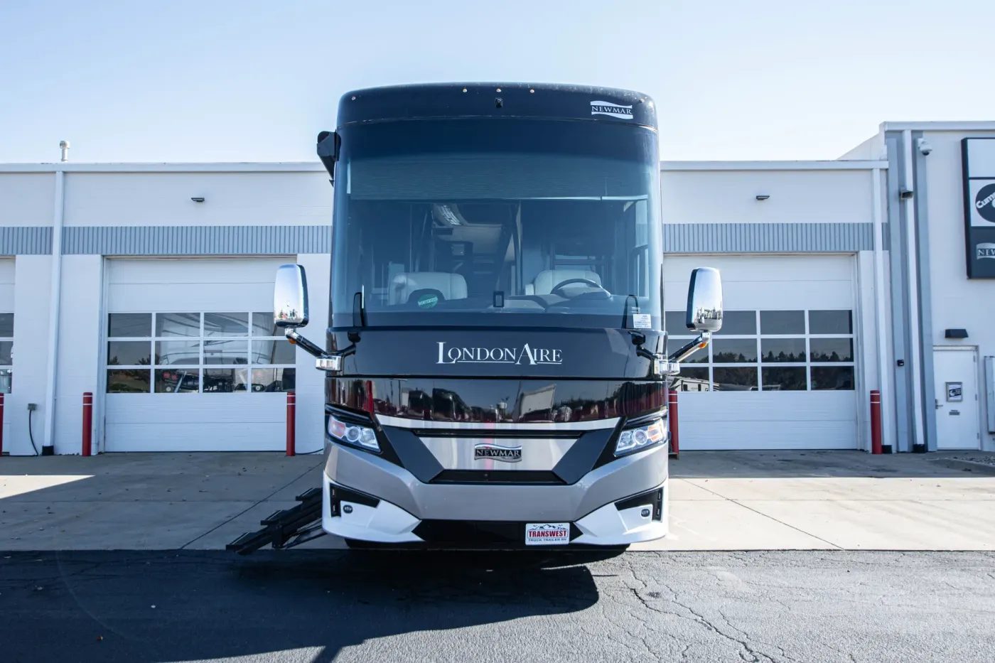 2022 Newmar London Aire 4579 | Photo 3 of 25