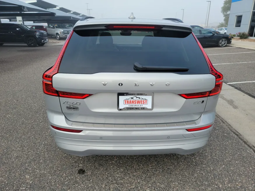 2022 Volvo XC60 Momentum | Photo 3 of 19