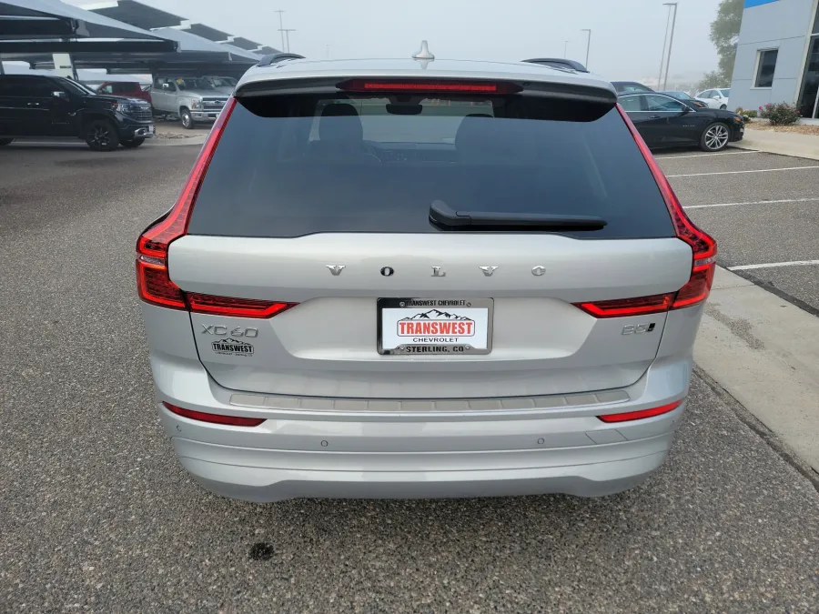 2022 Volvo XC60 Momentum | Photo 3 of 19