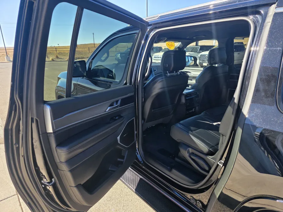 2025 Jeep Wagoneer L Base | Photo 11 of 34