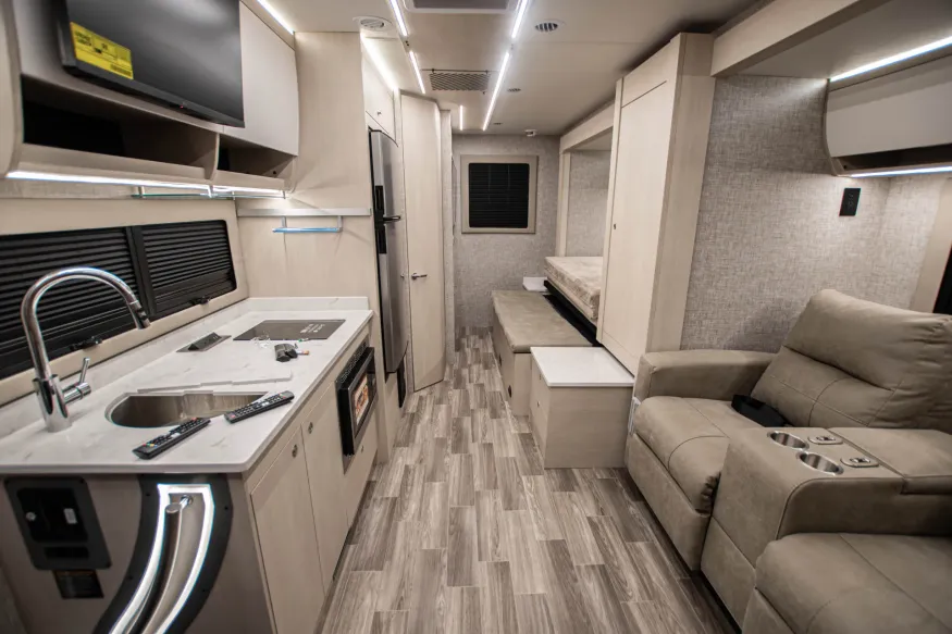 2026 Tiffin Wayfarer 25XPW | Photo 3 of 12