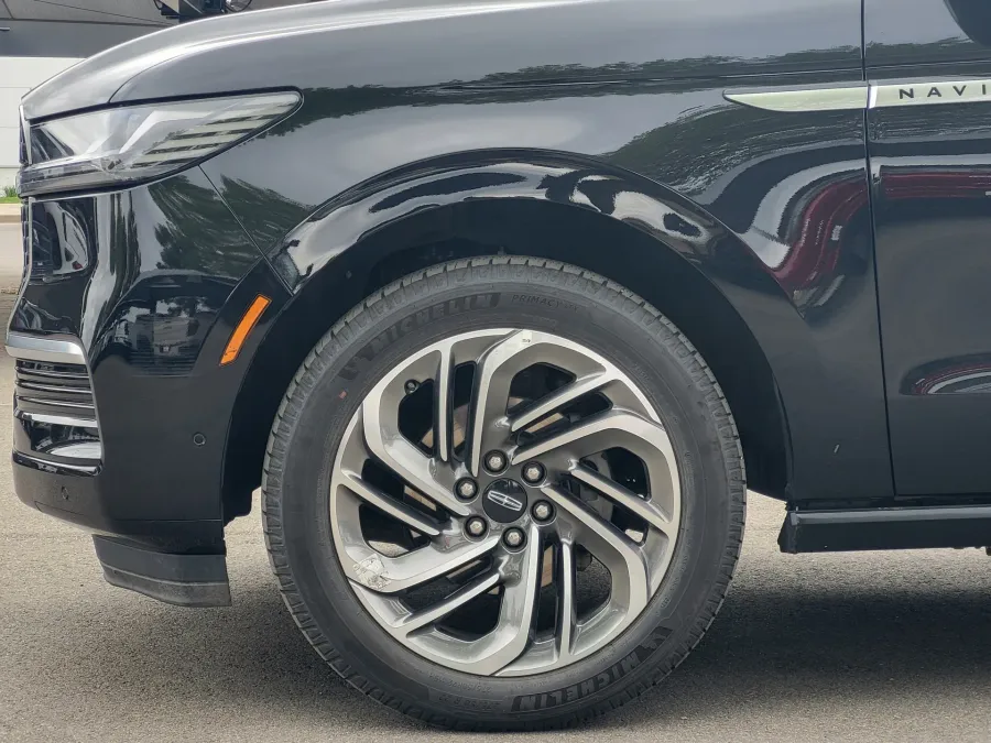 2025 Lincoln Navigator Reserve | Photo 8 of 26