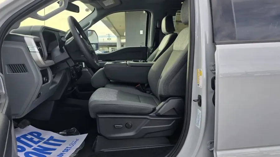 2026 Ford Super Duty F-350 | Photo 14 of 30