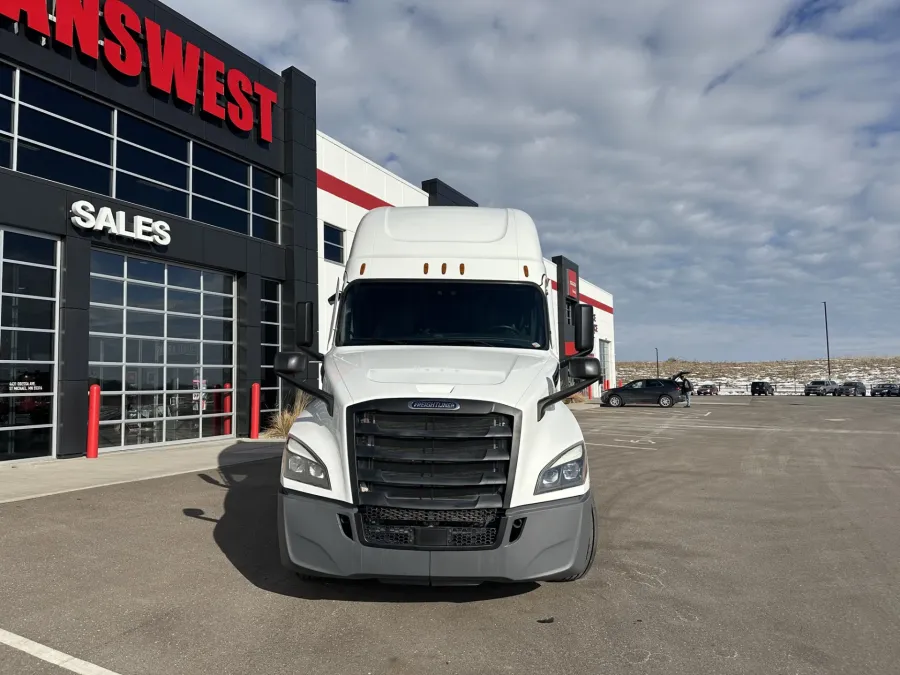 2022 Freightliner Cascadia | Photo 2 of 22