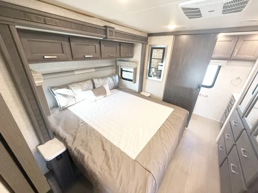 2023 Thor Inception 38MX | Photo 14 of 29