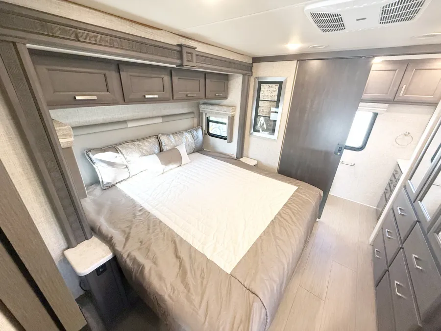 2023 Thor Inception 38MX | Photo 14 of 29