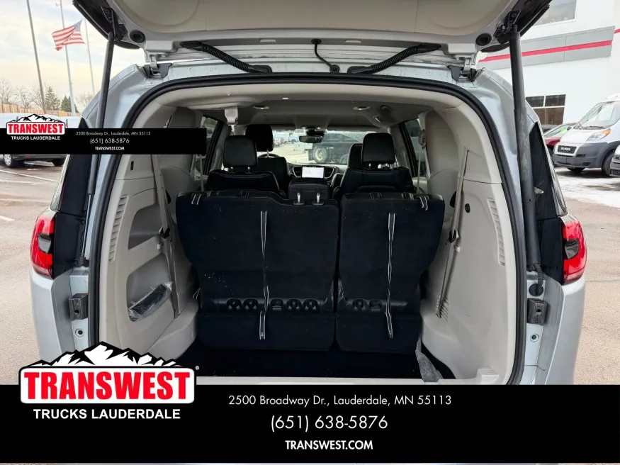 2024 Chrysler Pacifica Touring L | Photo 17 of 24