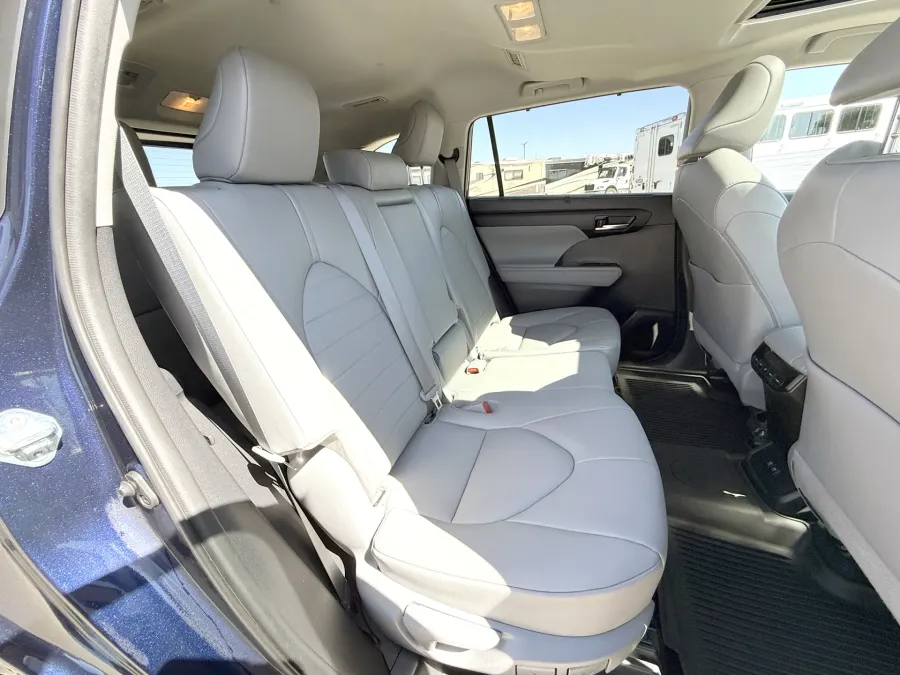 2021 Toyota Highlander XLE | Photo 18 of 22