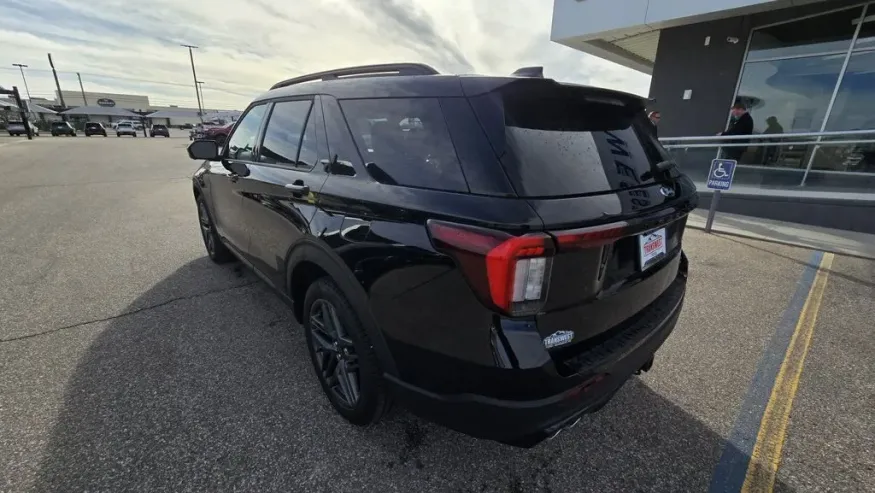 2026 Ford Explorer | Photo 6 of 33