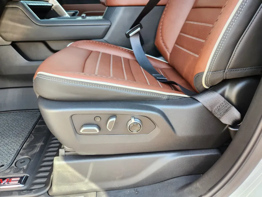 2025 GMC Sierra 3500HD Denali Ultimate | Photo 9 of 32