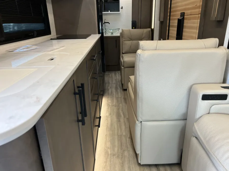 2026 Newmar Freedom Aire 2515 | Photo 24 of 32
