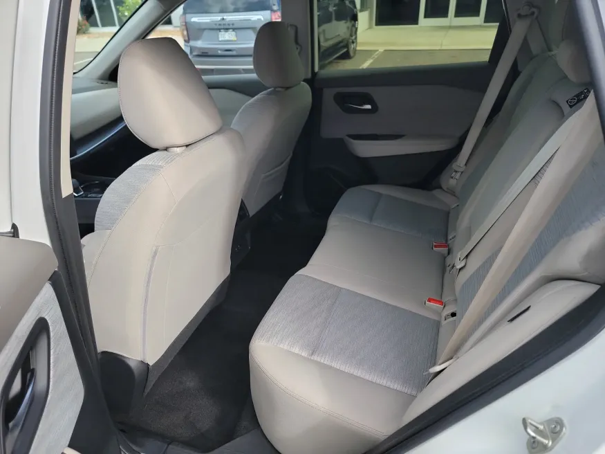 2023 Nissan Rogue SV | Photo 9 of 17