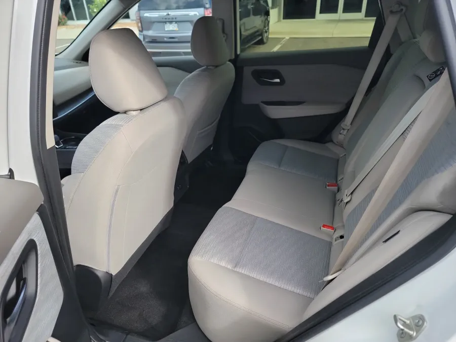 2023 Nissan Rogue SV | Photo 9 of 17