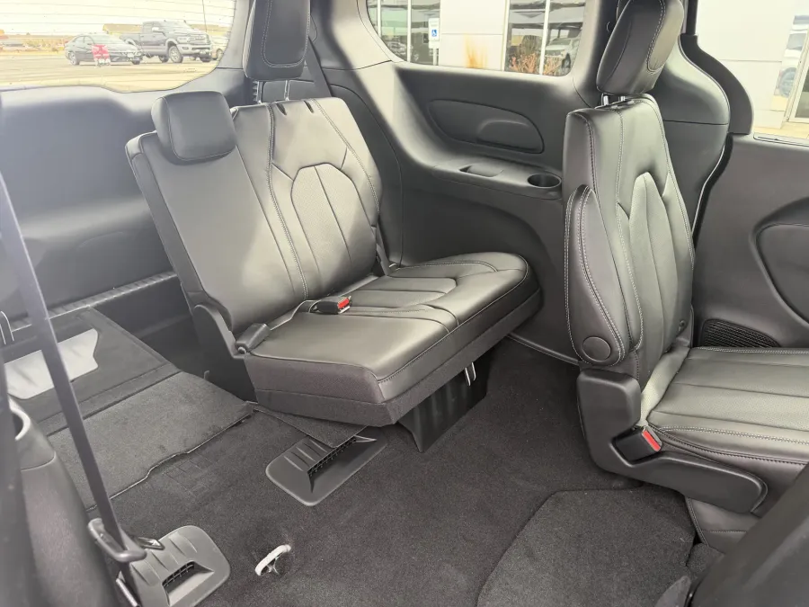 2026 Chrysler Pacifica Select | Photo 10 of 18