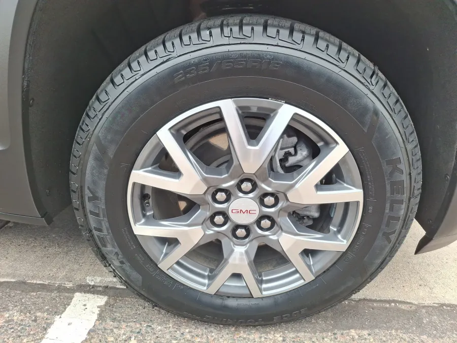 2023 GMC Acadia SLT | Photo 8 of 22