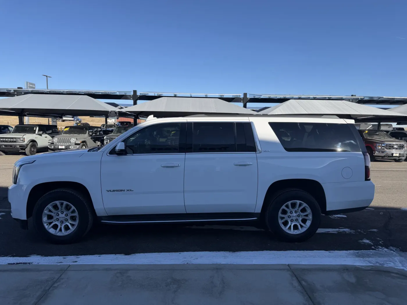 2016 GMC Yukon XL SLT | Photo 4 of 21