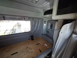 2022 Peterbilt 389 | Thumbnail Photo 37 of 40