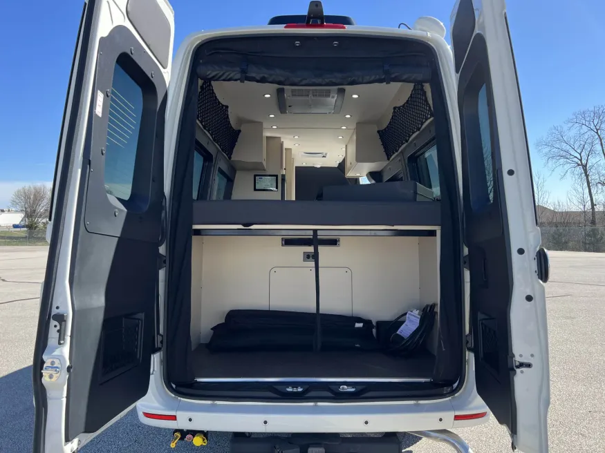 2026 Pleasure-way Plateau RB | Photo 9 of 28