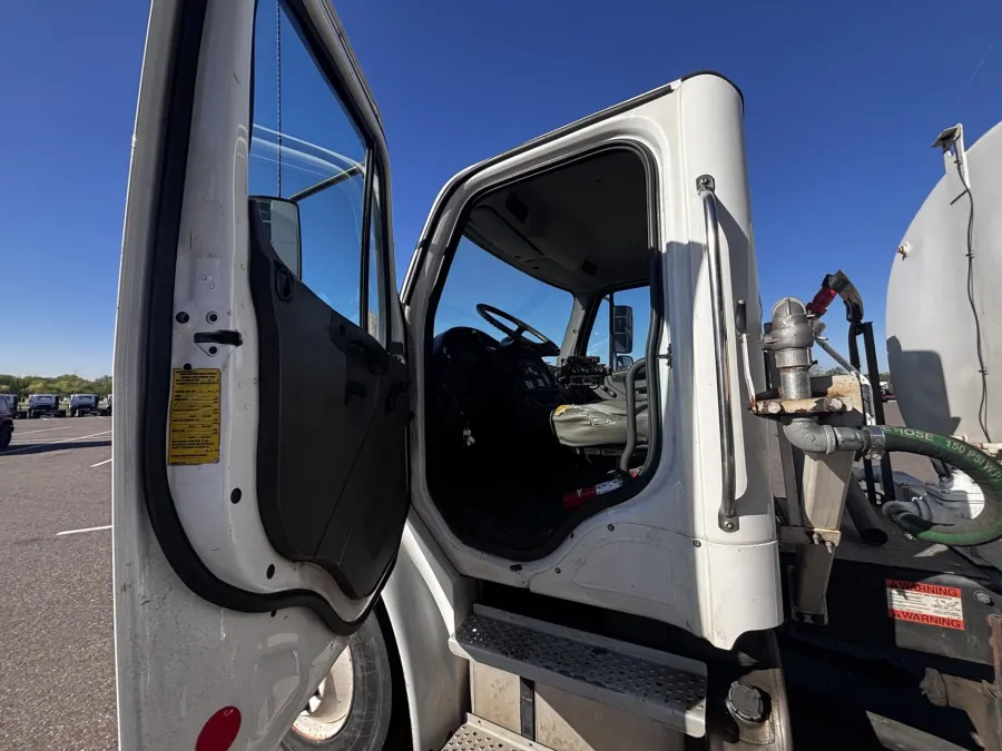 2004 Freightliner M2 106 | Photo 8 of 21