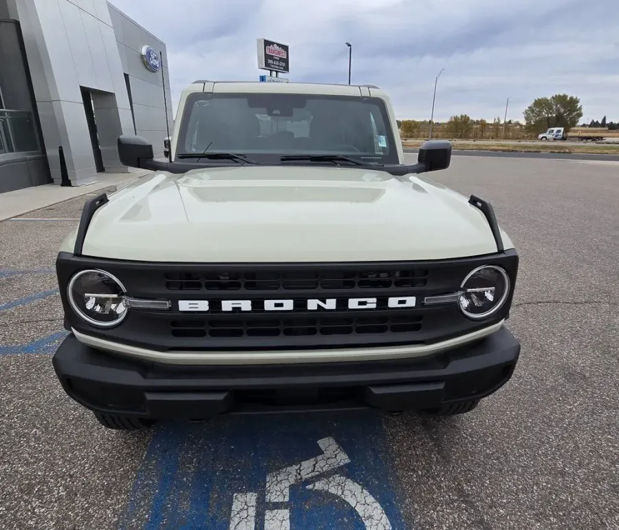 2025 Ford Bronco | Photo 2 of 29